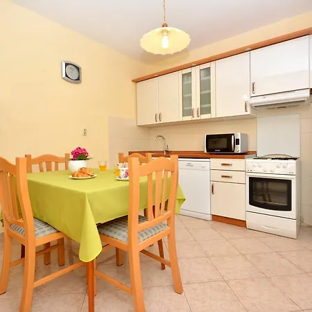 Regina Apartment *